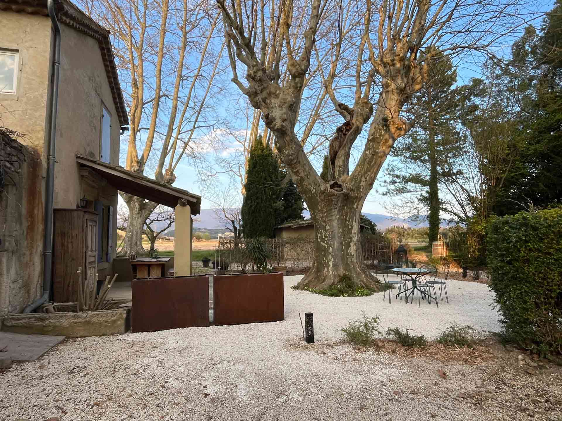 gite-autre-monde-valreas-espace-exterieur-cour