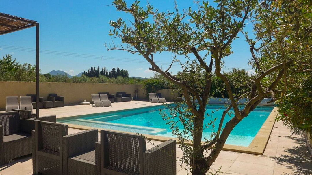 gite-autre-monde-valreas-espace-exterieur-piscine
