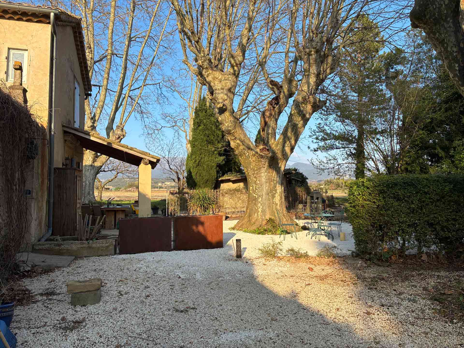 gite-autre-monde-valreas-espace-exterieur