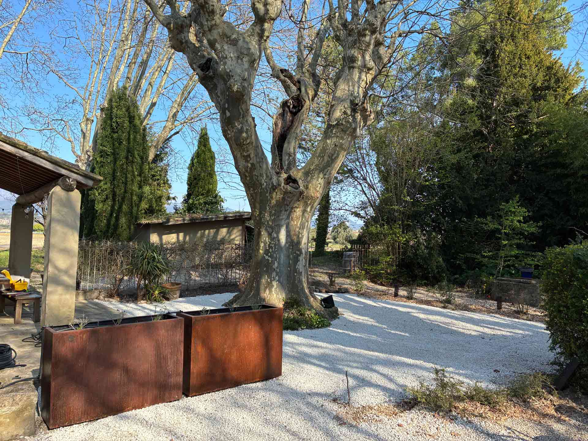 gite-autre-monde-valreas-exterieur-cour